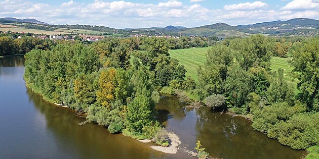 Souástí pírodní rezervace Píanský luh je i prtoné rameno a ostrvky v...