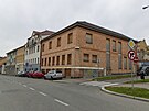 Dm na rohu Veleslavnovy a Podbradovy ek na dokonen u est let. Radnice...
