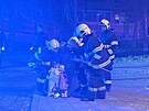 Dvacet lid� evakuovali hasi�i kv�li po��ru v byt� v dom� s pe�ovatelskou...