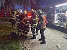 Dvacet lid� evakuovali hasi�i kv�li po��ru v byt� v dom� s pe�ovatelskou...