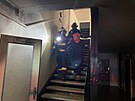 Dvacet lid� evakuovali hasi�i kv�li po��ru v byt� v dom� s pe�ovatelskou...