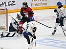 Krytof Hrabík ze Sparty eká v pedbrankovém prostoru v utkání s Kladnem.
