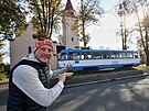 Far Dariusz Sputo pedstavuje starou tramvaj T3, kter nov stoj u kostela ...