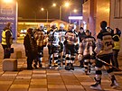Hasi�i po p��jezdu do KV Areny evakuovali zhruba 100 osob do Haly m��ov�ch...