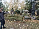 Na fotografii zcela vpravo je hrob rodi a dcery Karla Havlka Borovskho. V...
