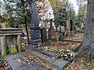 Na fotografii zcela vpravo je hrob rodi a dcery Karla Havlka Borovskho. V...
