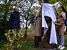 Slavnostn� odhalen� sochy Miroslava Horn��ka na vrchu Krakono� v Mari�nsk�ch...