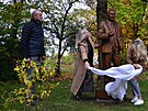 Slavnostn� odhalen� sochy Miroslava Horn��ka na vrchu Krakono� v Mari�nsk�ch...