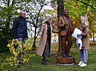 Slavnostn� odhalen� sochy Miroslava Horn��ka na vrchu Krakono� v Mari�nsk�ch...