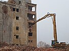 Demolice nejvtho objektu v arelu bvalho karlovarskho pivovaru. (25....