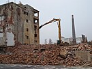 Demolice nejvtho objektu v arelu bvalho karlovarskho pivovaru. (25....