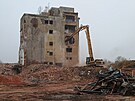 Demolice nejvtho objektu v arelu bvalho karlovarskho pivovaru. (25....