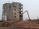 Demolice nejvtho objektu v arelu bvalho karlovarskho pivovaru. (25....