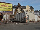 Tk technika hasi srovnala se zem nebytov prostor na nmst Minorit, v...