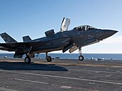 Letoun F-35B startující z paluby japonské lod Kaga