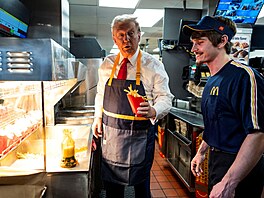 Donald Trump bhem své prezidentské kampan smaí hranolky ve fast foodu (21....