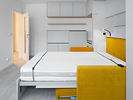 Spaní rodi�� vy�e�ili designé�i sklopnou postelí, nikoli rozkládací pohovkou.