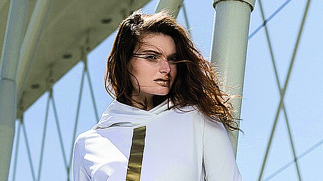 Jednoduch� �aty s geometrick�m zlat�m potiskem se daj� nosit na mnoho zp�sob�. Na v�edn� den je ale sta�� doplnit pouze teniskami a ko�enou bundou. �aty, cena 2890 K�