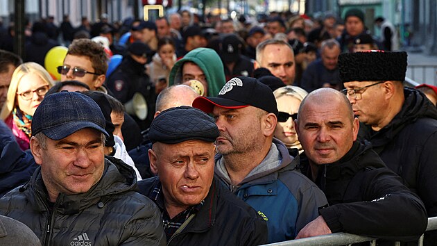 Pro Moldavany �ij�c� v Rusku se b�hem prezidentsk�ch voleb a referenda o cest� do EU otev�ely jen dv� volebn� m�stnosti. V Moskv� se tak tvo�ily dlouh� fronty. (20. ��jna 2024) 