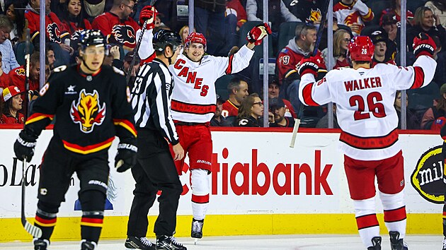 Martin Ne�as a Sean Walker z Caroliny oslavují gol proti Calgary.