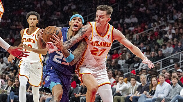 Tre Mann z Charlotte v souboji s Vtem Krejm (vpravo) z Atlanty.