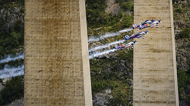 esk akrobatick skupina Flying Bulls Aerobatics Team jako vbec prvn na svt spn absolvovala obrcen skupinov pemet kolem mostu Mala Rijeka v ern Hoe.