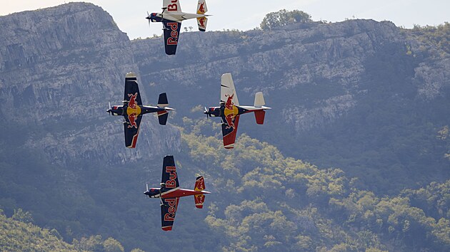 esk akrobatick skupina Flying Bulls Aerobatics Team jako vbec prvn na svt spn absolvovala obrcen skupinov pemet kolem mostu Mala Rijeka v ern Hoe.