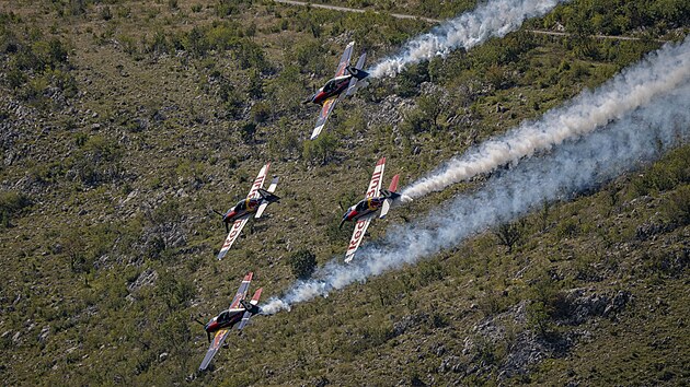 �esk� akrobatick� skupina Flying Bulls Aerobatics Team jako v�bec prvn� na sv�t� �sp�n� absolvovala obr�cen� skupinov� p�emet kolem mostu Mala Rijeka v �ern� Ho�e.