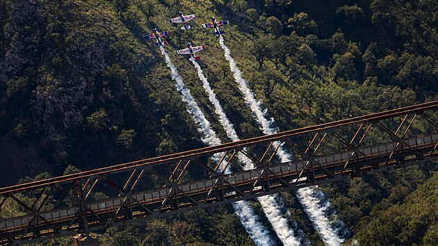 �esk� akrobatick� skupina Flying Bulls Aerobatics Team jako v�bec prvn� na sv�t� �sp�n� absolvovala obr�cen� skupinov� p�emet kolem mostu Mala Rijeka v �ern� Ho�e.