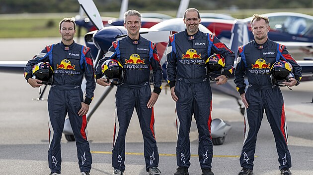 Piloti Flying Bulls Aerobatics Team zleva: Jan Tvrd�k, Jan Rudzinskyj, Stanislav �ejka a Martin �pa�ek
