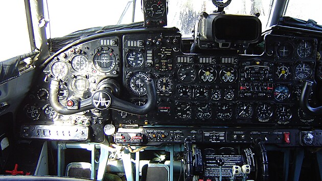 Pstrojov deska pilot An-24