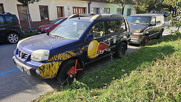 Autovrak vetn tto dodvky v malov ulici jsou po celch brnnskch idenicch destky. Nkdy je jich v jedn ulici dokonce i vc.