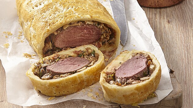 Jelení Wellington s rybízovou omákou