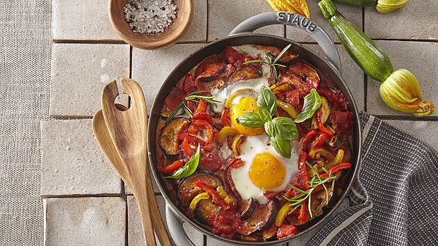 Zape�en� ratatouille s vejcem