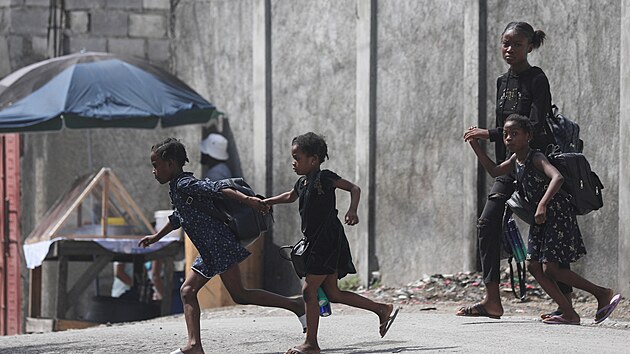 Kvli novm tokm gang na Haiti od tvrtka z domova uteklo vce ne 4200 lid. (18. jna 2024)