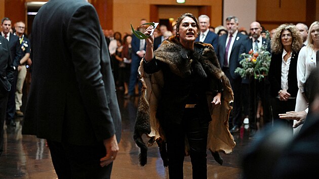 Australsk sentorka Lidia Thorpeov, obleen do plt z ke vaice, naruila nvtvu britskho krle Karla III. v Cambee. Po jeho projevu v parlamentu zaala na monarchu kiet, e nen jej krl. Pozdji uvedla, e se nehodl klant koloniztorovi, jeho pedkov jsou zodpovdn za masov vradn a masovou genocidu. (21. jna 2024)