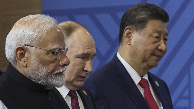 Zleva indick� premi�r Nar�ndra M�d�, rusk� prezident Vladimir Putin a ��nsk� prezident Si �in-pching na summitu BRICS v Kazani (23. ��jna 2024)
