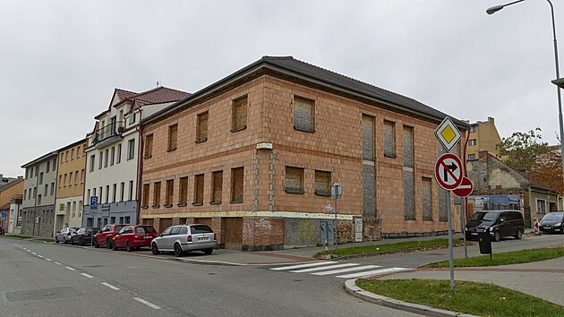 Dm na rohu Veleslavnovy a Podbradovy ek na dokonen u est let. Radnice problm hodl eit prodejem rozdlan stavby. (25. jna 2024)