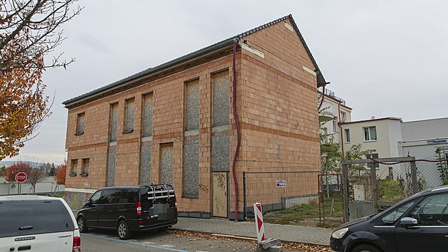 Dm na rohu Veleslavnovy a Podbradovy ek na dokonen u est let. Radnice problm hodl eit prodejem rozdlan stavby. (25. jna 2024)