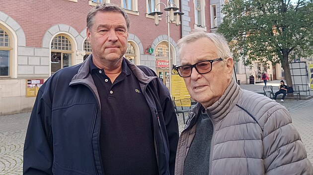 Šumperské divadlo - na snínku  tehdejší ředitel Petr Král (vpravo) a tehdejší šéf šumperských hasičů Martin Žaitlik .