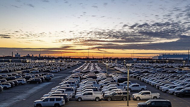 Probl�my Stellantis za oce�nem. Klesaj�c� obrat, propad akci�. A spousta neprodan�ch voz� s vnit�n�m spalov�n�m.