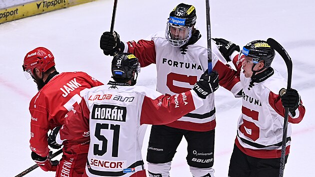 Hokejisté Sparty slaví gól do t�inecké brány.