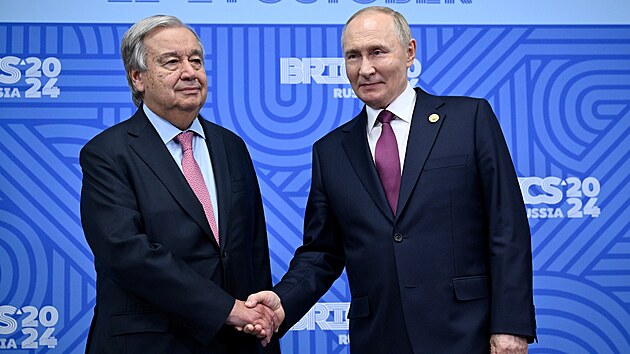 Generln tajemnk OSN Antonio Guterres a rusk prezident Vladimir Putin si podvaj ruce bhem setkn na okraj summitu BRICS v rusk Kazani. (24. jna 2024)
