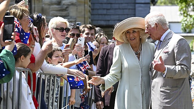Britsk krl Charles a krlovna Camilla zdrav dav bhem nvtvy angliknskho kostela svatho Tome v australskm Sydney. (20. jna 2024)