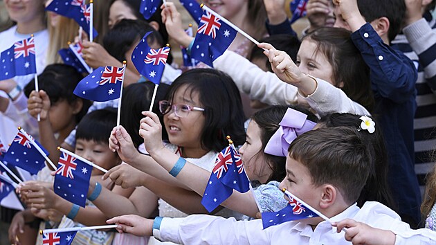 Dti mvaj australskmi vlajkami, kdy krl Karel III. a krlovna Camilla navtvuj angliknsk kostel svatho Tome v Sydney. (20. jna 2024)