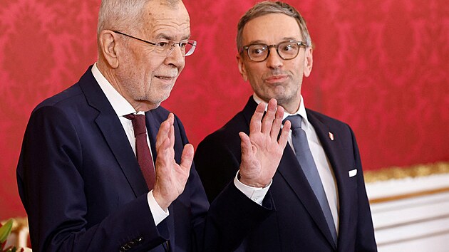 Rakousk� prezident Alexander Van der Bellen v�t� ��fa Svobodn�ch (FPO) Herberta Kickla v pal�ci Hofburg ve V�dni. (21. ��jna 2024)