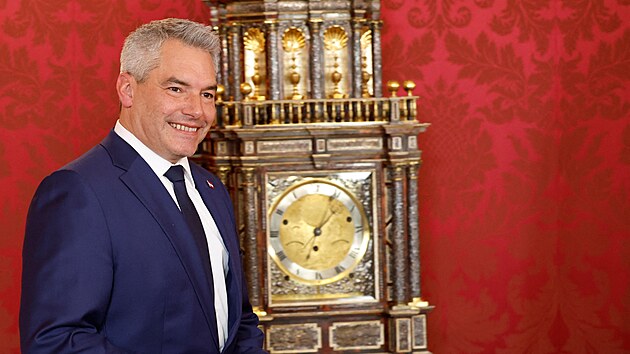 Rakousk� kancl�� a ��f lidovc� Karl Nehammer odch�z� z jedn�n� s prezidentem Alexanderem Van der Bellenem v pal�ci Hofburg ve V�dni. (21. ��jna 2024)