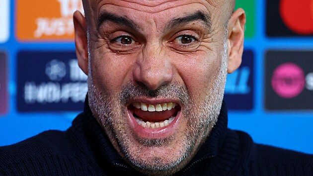 Pep Guardiola, tren�r Manchesteru City, na tiskov� konferenci p�ed utk�n�m se...