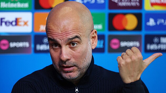 Pep Guardiola, tren�r Manchesteru City, na tiskov� konferenci p�ed utk�n�m se...