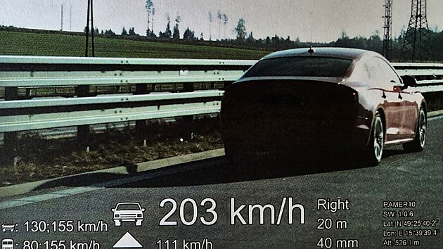 idi ervenho Audi si spletl dlnici D1 se zvodnm okruhem.